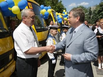 До кінця року учні сільській місцевості Дніпропетровщини будуть забезпечені шкільними автобусами