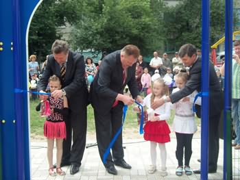Города и районы Днепропетровщины украсят 120 новых детских площадок