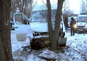 В Кривом Роге иномарка врезалась в маршрутку, 9 человек пострадали