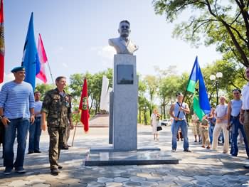 В Кривом Роге открыли памятник отцу-основателю воздушно-десантных войск Василию Маргелову (фото)