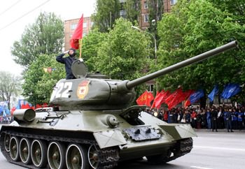 Криворожский танк Т-34 возглавил парад в Днепропетровске