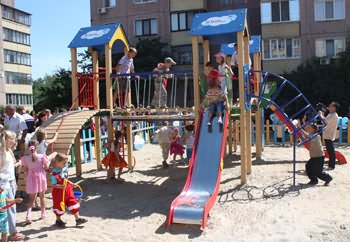 «АрселорМиттал Кривой Рог» принялось за строительство детских площадок (фото)