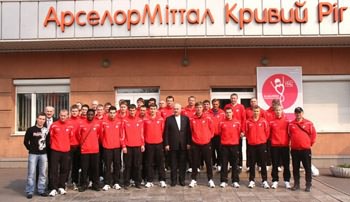 Игрокам ФК «Кривбасс» провели воспитательную экскурсию на «АрселорМиттал Кривой Рог»