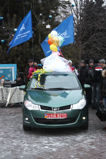 Днепродзержинские «майдансеры» подарили выигранный ими автомобиль детям