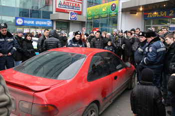 Русские не сдаются: в Кривом Роге парень забаррикадировался в машине и уже 15 часов не сдается ГАИ (фото)