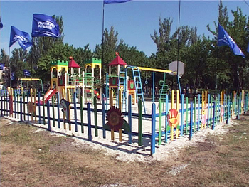 В криворожском парке «Юбилейный» открыли детскую площадку (фото)