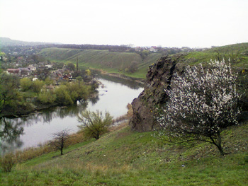 В Кривом Роге приводят в порядок скалы МОПРа (фото)