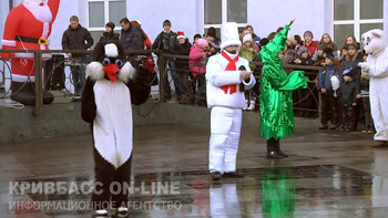 Возле театра Шевченко состоялось торжественное открытие елочного городка (фото)