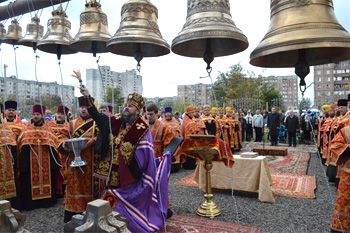 В Кривом Роге освятили купола нового храма (фото)