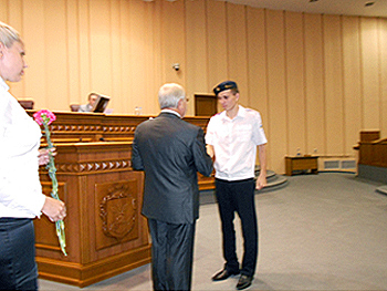 Охранник «Муниципальной гвардии» Юрий Стан получил награду из рук мэра Кривого Рога