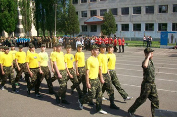 В Кривом Роге на базе 17-й танковой бригады школьники играли в «войну» (фото)