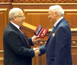Мэр Кривого Рога вручил областную награду вице-президенту Академии горных наук Украины