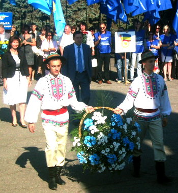 Днепропетровские регионалы возложили цветы к памятнику Т.Г.Шевченко 