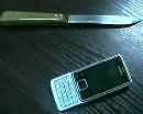 Угрожая ножом, преступник отобрал у школьницы мобильный телефон