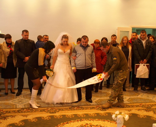 Боец 79-й бригады Сергей Масян, у которого 75% ожогов тела, вчера женился и теперь будет лечиться в Кривом Роге