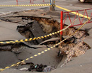 В Кривом Роге из-за обвала грунта образовалась дыра диаметром 20 метров! 