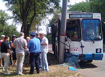 В Кривом Роге троллейбус врезался в столб. Пострадало 14 человек 