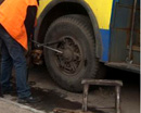 В Кривом Роге во время замены колеса троллейбуса был смертельно травмирован 22-летний слесарь